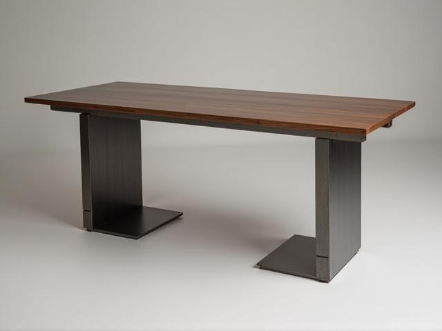 장인이 제작한 맞춤형 금속 가구